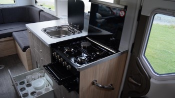 SAM Kitchen - gas cooker & full crockery/glassware supplied